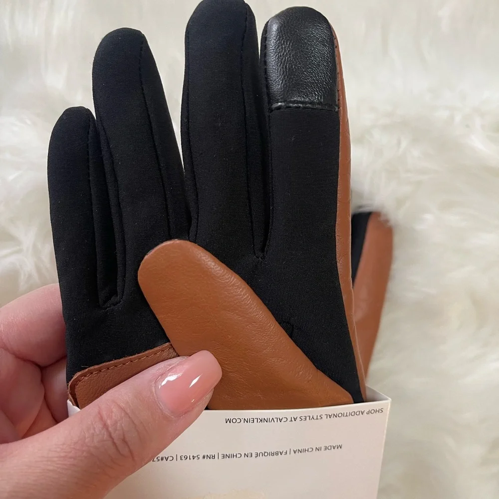 Women’s Calvin Klein Touchscreen gloves M NWT - Picture 2 of 4